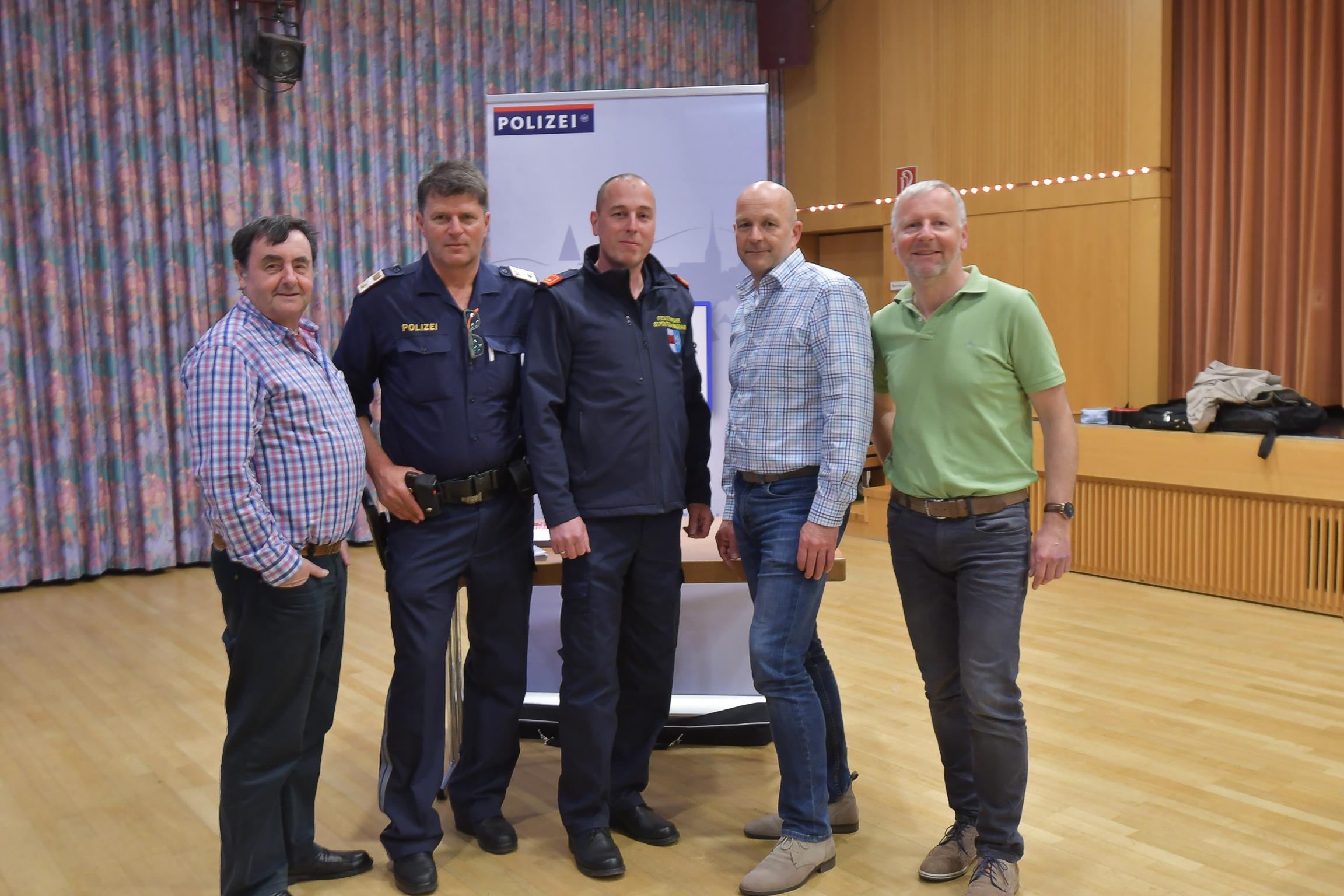 Gruppenfoto beim Präventionsvortrag 'Sicherheit in Wohnungsanlagen'