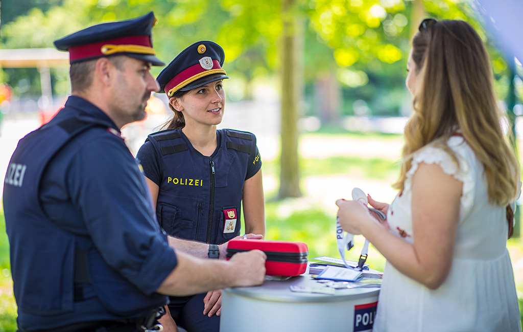 Grätzlpolizist:innen stehen den Menschen zur Seite.