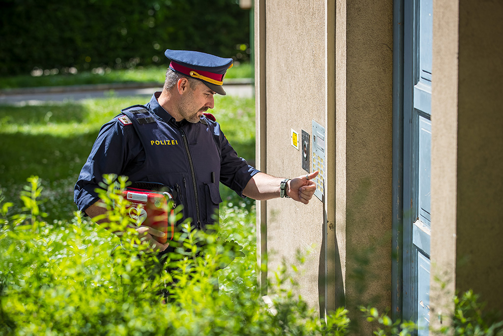 Polizei klingelt an der Tür