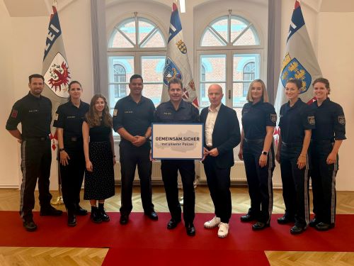 Gruppenfoto zwischen Bürgerinnen und Bürgern, Gemeinden und Polizei.