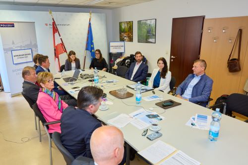 fortgeführte Gespräche zwischen den Teilnehmern während der Videokonferenz