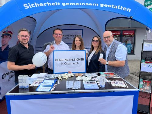 Besucher vor dem Stand bei Fest '100 Jahre Niederösterreich'