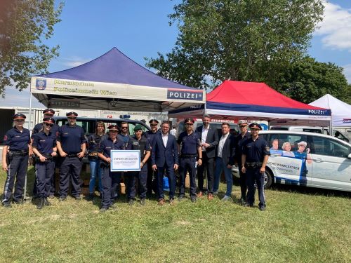Polizist:innen vor dem Informationsstand am Donauinselfest