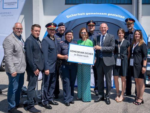 BM Karner mit dem Team des BK und Polizist:innen, Foto: BMI / Jürgen M.