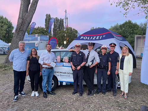 Bgm. LAbg. Kilian Brandstätter, Vizebgm. Matthias Mayer, LRin für Bildung, Kinder, Jugend und Familie LRin Mag.a (FH) Daniela Winkler, Polizist:innen vor dem Informationsstand am Golser Volksfest, Foto: BK