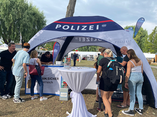 GEMEINSAM.SICHER Team des BK mit dem Sicherheitskoordinator von Gols beim Golser Volksfest 