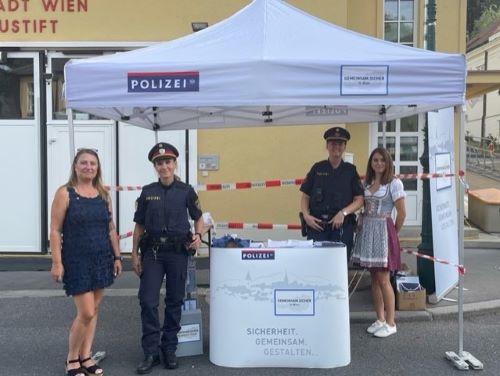 Polizistinnen und Polizisten vor dem Informationsstand am Neustifter Kirtag, Foto: BK