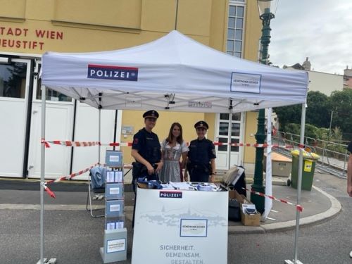 Ein Foto mit Besucherinnen und Besuchern vor dem Informationsstand am Neustifter Kirtag, Foto: BK