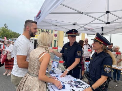 Besucherinnen und Besucher vor dem Informationsstand am Neustifter Kirtag, Foto: BK