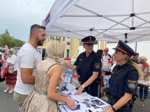 Polizistinnen und Polizisten vor dem Informationsstand am Neustifter Kirtag, Foto: BK