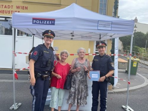 Polizistinnen und Polizisten vor dem Informationsstand am Neustifter Kirtag, Foto: BK