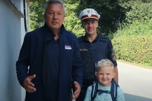 Polizist:innen mit einem Schüler