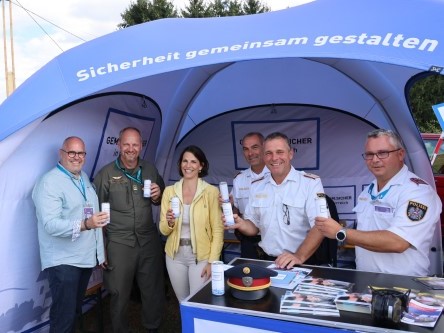 BM Mag. Edtstadler mit GESI Mannschaft und Obstl Burgstaller des ÖBH