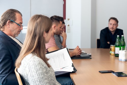 Besprechung über zahlreiche Themen