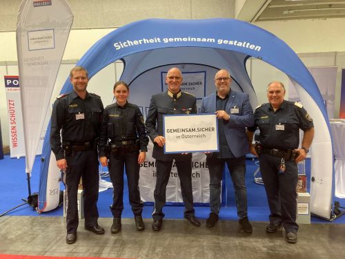 Gruppenfoto mit Polizisten vor dem Promotionzelt