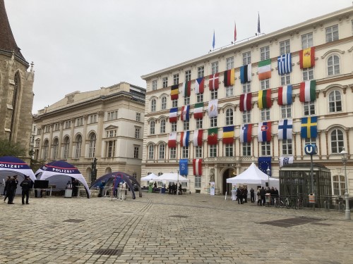 Minoritenplatz mit Gemeinsam.Sicher und Polizei Informationsstände