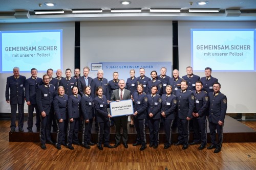 Innenminister Gerhard Karner mit Polizist:innen