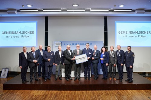 Gruppenfoto '5 Jahre Gemeinsam.Sicher' mit BM Karner