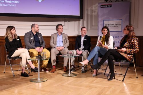 Teilnehmer:innen der Podiumsdiskussionen aus verschiedenen Branchen und Sparten