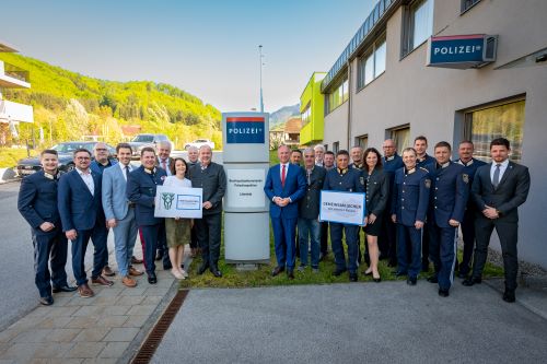 Innenminister mit Vertreter:innen der Polizei und Jägerschaft