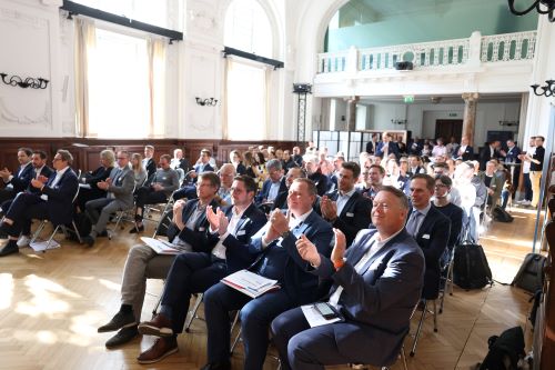 Gäste bei der Teilnahme an der Podiumsdiskussion