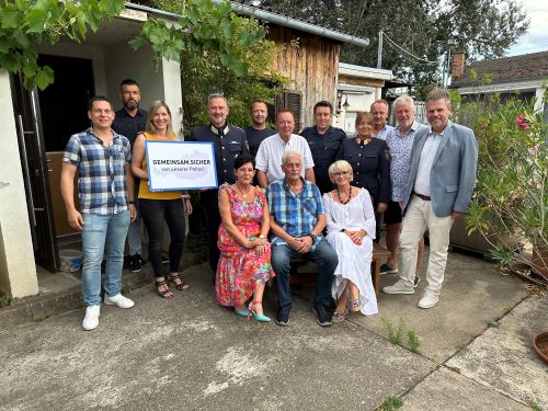 Ing. Peter Sykora (sitzend Mitte), links: seine Gattin Ingrid, rechts: Gattin des ehem. Bezirkspolizeikommandanten, Waldinger Sandra stehend v.l.n.r.: RevInsp Meixner (PI Wiener Neudorf), KontrInsp Gruber (PI Vösendorf), BezInspin Martinecz (LKA), KontrInsp Vogel (GeSi, BPK), ChefInsp Schmidl (BMI), LAbg Weninger, MR Schafrath (BK), Obstltin Haselbacher (BPKommandantin), ChefInsp Haselbacher (PI-Kdt Wr. Neudorf), Obst i.R. Waldinger (ehem. BPK), MR Weichselbaum (Flugpolizei)