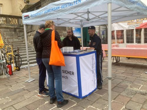 KirchtagsbesucherInnen werden am Informationsstand beraten