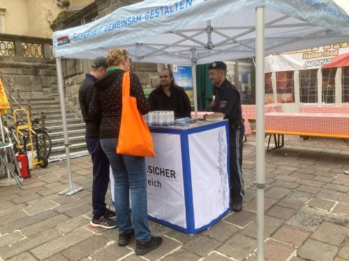 Beratung der Kirchtagsbesucher:innen beim Informationsstand