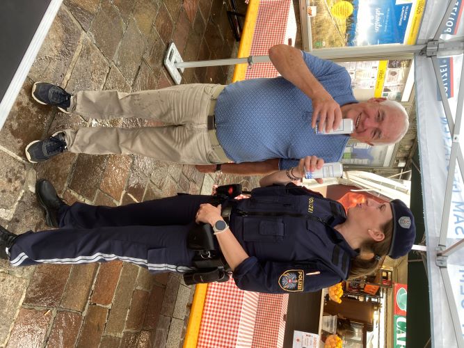 Polizistin und Bürger trinken gemeinsam Apfelsaft