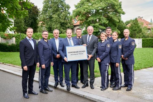 Bundesminister Gerhard Karner, Bezirksvorsteher Daniel Resch mit Polizisten aus der LPD Wien und Bundeskriminalamt