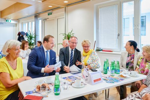 BM Karner mit Bezirksvorsteher Daniel Resch mit Senioren