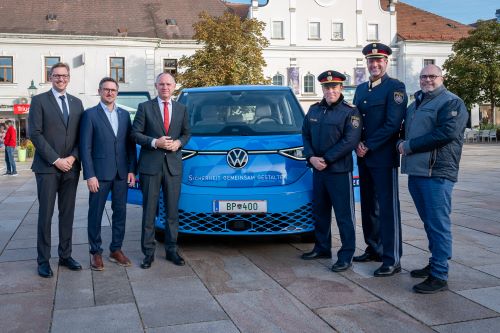 Zeigt den VW ID.Buzz v.l.n.r.: Raimund Krendl, Bundeskriminalamt; Manuel Scherscher, GEMEINSAM.SICHER Initiativenleiter; Bundesminister Gerhard Karner; Bernhard Schafrath, Bundeskriminalamt; Andreas Holzer, Direktor Bundeskriminalamt; Gerhard Brandstetter, Bundeskriminalamt;