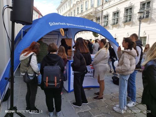 Foto zeigt Bürgerinnen und Bürger beim GEMEINSAM.SICHER – Stand