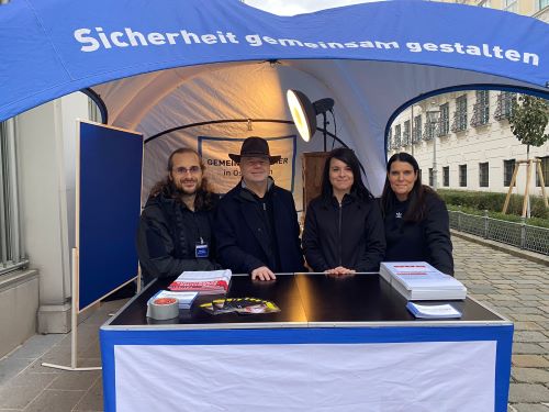 Gruppenfoto am Minoritenplatz - Tag der Polizei
