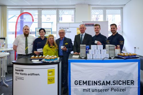 HBM Karner, Post-Generaldirektor Pölzl und Polizist*innen sowie Postmitarbeiter*innen