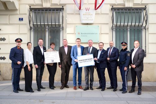 Im Zuge der '16 Tage gegen Gewalt' werden wichtige Kontaktdaten für Frauen, die sich bedroht fühlen oder Opfer von Gewalt wurden, auf Kassabons vermerkt.