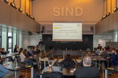 Die Innsbrucker Stadtregierung legt ihren Fokus auf die Bekämpfung der Obdachlosigkeit. Die Kickoff-Veranstaltung fand am 14. Februar 2025 statt..