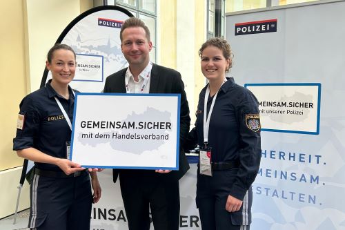 Kontrollinspektorin Elisa-Maria Blümel (Referat Community Policing), Geschäftsführer des Handelsverbandes Rainer Will, Bezirksinspektorin Johanna Paar (Referat Community Policing)