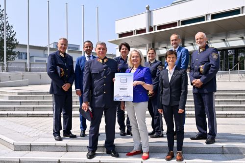 Rektorin Ada Pellert, Vizerektor für Transfer, Kooperationen und Weiterbildung Peter Schlögl und GEMEINSAM.SICHER-Landeskoordinator Oberst Wolfgang Gabrutsch unterzeichneten die Urkunde.