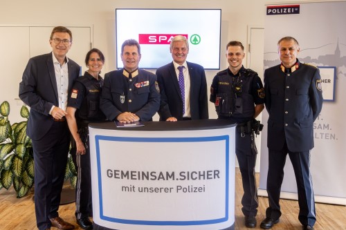 v.l.n.r. Geschäftsführer SPAR-Zentrale St. Pölten Alois Huber, Sicherheitskoordinatorin St. Pölten BI Natascha Hauser, Bundespolizeidirektor Michael Takacs, SPAR Vorstandsvorsitzender Hans K. Reisch, Sicherheitsbeauftragter Insp Herbert Sumerauer, Stadtpolizeikommandant St. Pölten Thomas Schlintl.