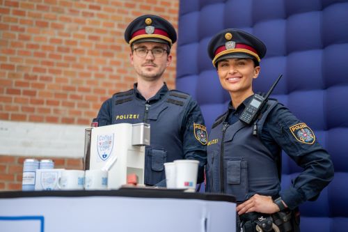 In allen Bundesländern werden im Oktober über zahlreiche Aktionen stattfinden, bei denen Bürgerinnen und Bürger die Möglichkeit haben, mit Polizistinnen und Polizisten ins Gespräch zu kommen.