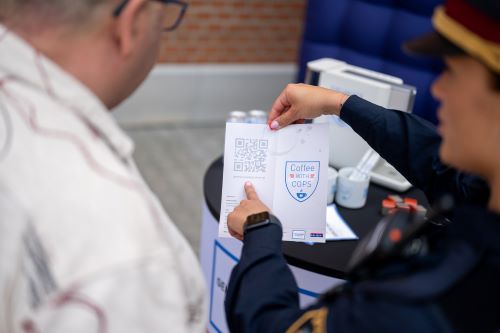 Den offiziellen Startschuss bildet die „Coffee with Cops“-Aktion am 1. Oktober 2025 von 13 bis 16 Uhr am Westbahnhof in Wien.