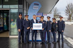 Ziel der Zusammenarbeit zwischen der Bundespolizeidirektion und dem Handelskonzern HOFER ist, das subjektive Sicherheitsgefühl der Kundinnen und Kunden sowie der Mitarbeiterinnen und Mitarbeiter zu stärken und präventive Maßnahmen weiter auszubauen.