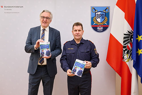 Bundespolizeidirektor Michael Takács und Sektionschef Martin Netzer vom Bundesministerium für Bildung präsentierten eine neue Sicherheitsbroschüre für Österreichs Bildungseinrichtungen.
