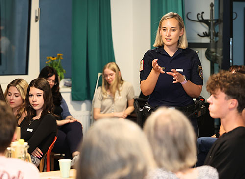 Unterricht mit Jugendlichen im Projekt 'Generationen gemeinsam sicher'