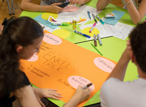 Unterricht mit Jugendlichen im Projekt 'Generationen gemeinsam sicher'