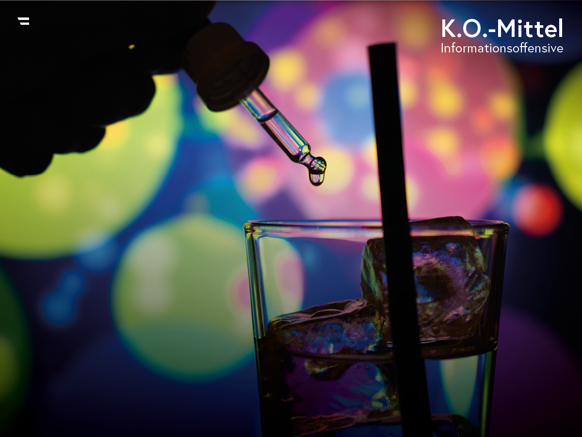 Jemand tropft K.O.-Tropfen in ein Getränk