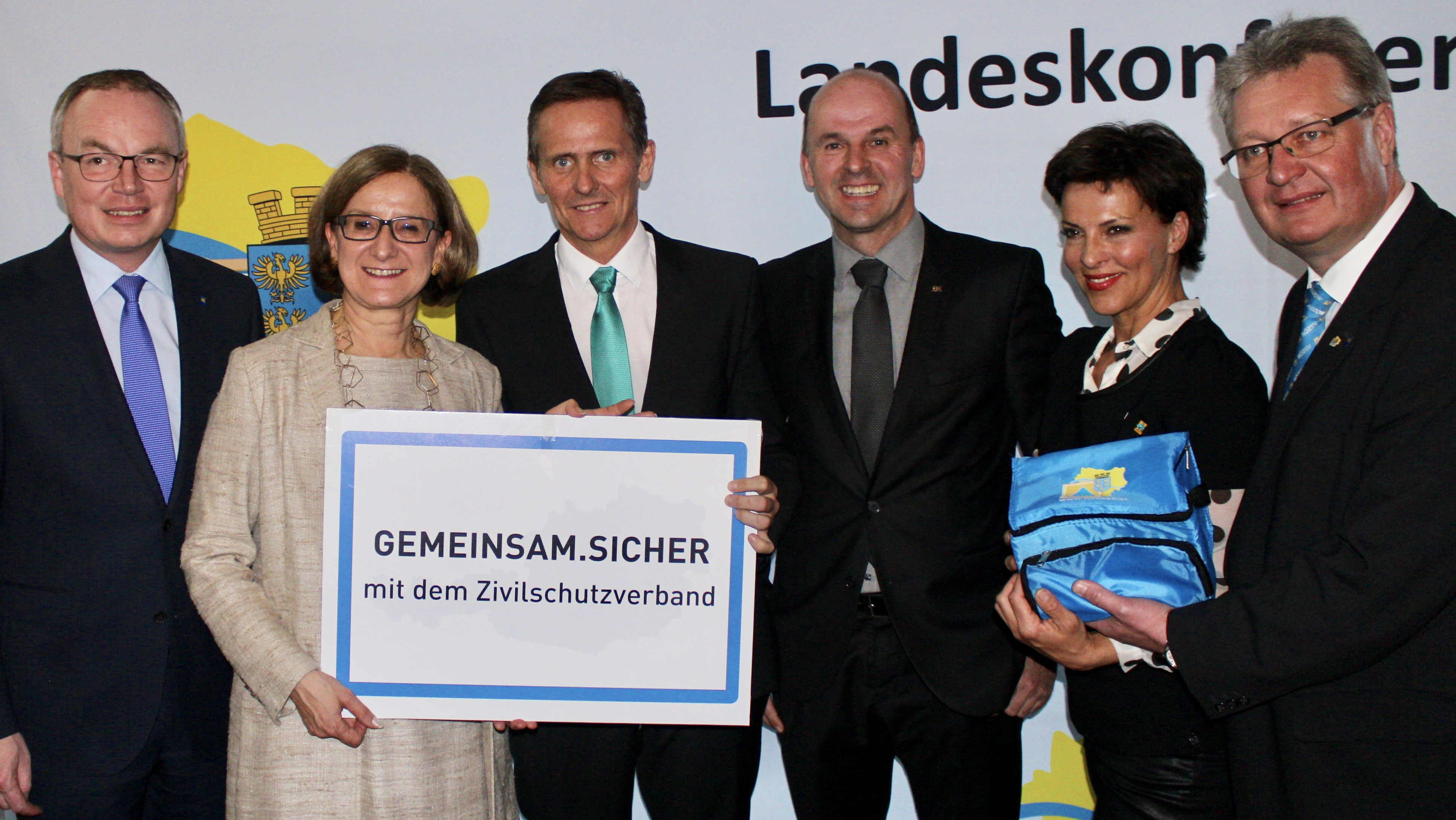 Personen auf dem Foto von links nach rechts: LR.Dr. Stephan Pernkopf, Mag. Johanna Mikl-Leitner, Genmjr. Gerhard Lang, Dr. Hans Peter Stückler, Sabine Petzl, LAbg. Bgm. Christoph Kainz