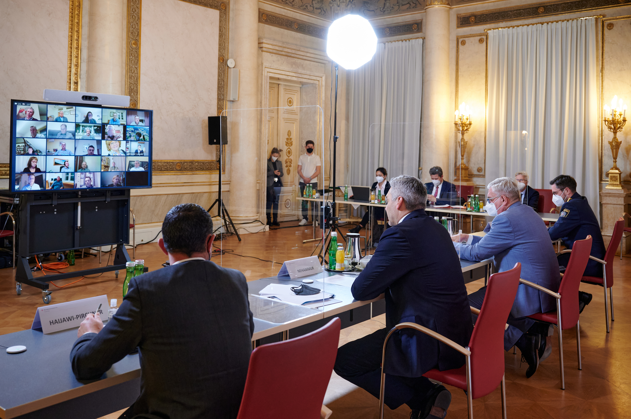 Videokonferenz im Festsaal des Innenministeriums