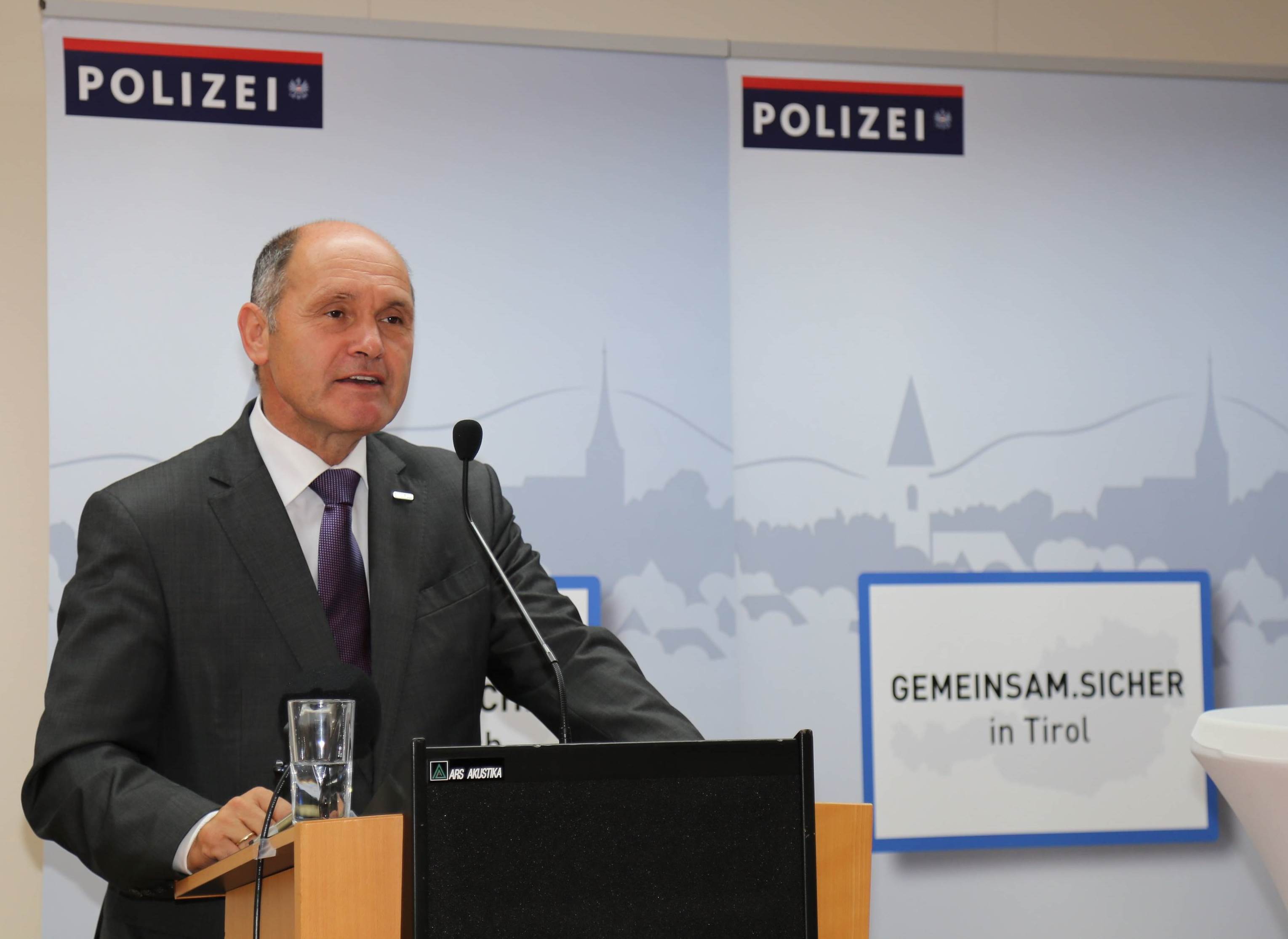 Bundesminister Mag. Wolfgang Sobotka bei Streifenwagen mit GEMEINSAM.&shy;SICHER Logo